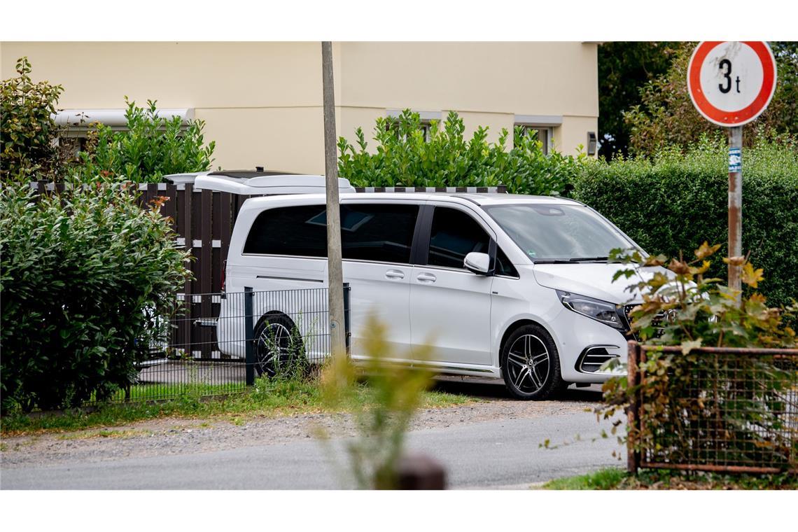 Vier Tote bei Gewalttat – "Oldenburg trauert" Ein Leichenwagen vor dem Wohnhaus.