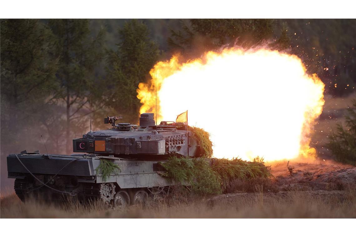 Auch wenn Putin angreift, ist nicht automatisch Krieg Ein Leopard 2 A7V des Panzerbataillons 203 bei einem Gefechtsschießen auf dem Truppenübungsplatz im niedersächsischen Bergen: bedingt verteidigungsbereit.