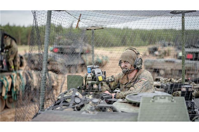Ein Leopard 2 Kampfpanzer wird für die Großübung „Freedom Shield 2026" der neuen Panzerbrigade 45 im litauischen Pabrade mit einem Abfangnetz gegen Drohnen ausgestattet.