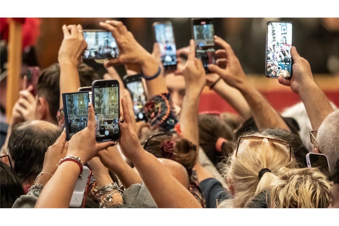 Bilder des Tages Ein letztes Bild: Gläubige ziehen im Petersdom am offenen Sarg des verstorbenen Papstes Franziskus vorbei und machen mit ihren Smartphones Fotos.