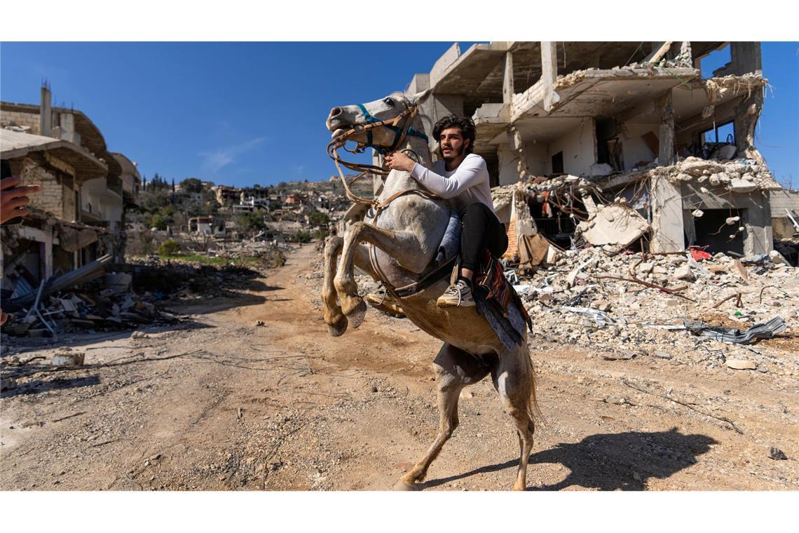Bilder des Tages Ein libanesischer Mann reitet auf seinem Pferd durch ein Dorf im Südlibanon.