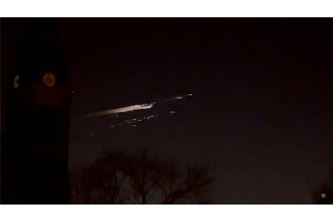 Raketenteile verglühen - "wie ein Science-Fiction-Film" Ein Lichtschweif erhellt den Nachthimmel.