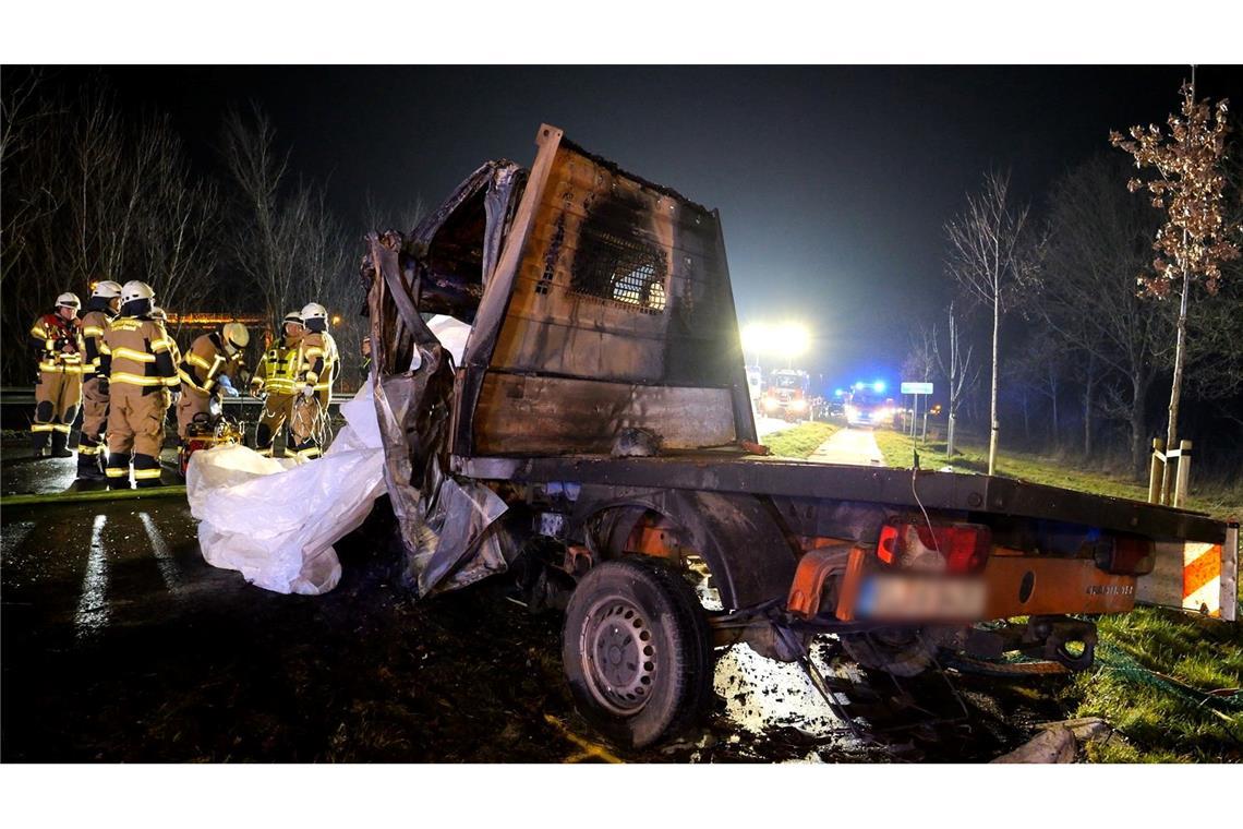 Fünf Männer sterben bei Frontalcrash westlich von Bremen Ein Lkw-Fahrer und alle vier Insassen eines Handwerkerfahrzeugs verunglückten tödlich.