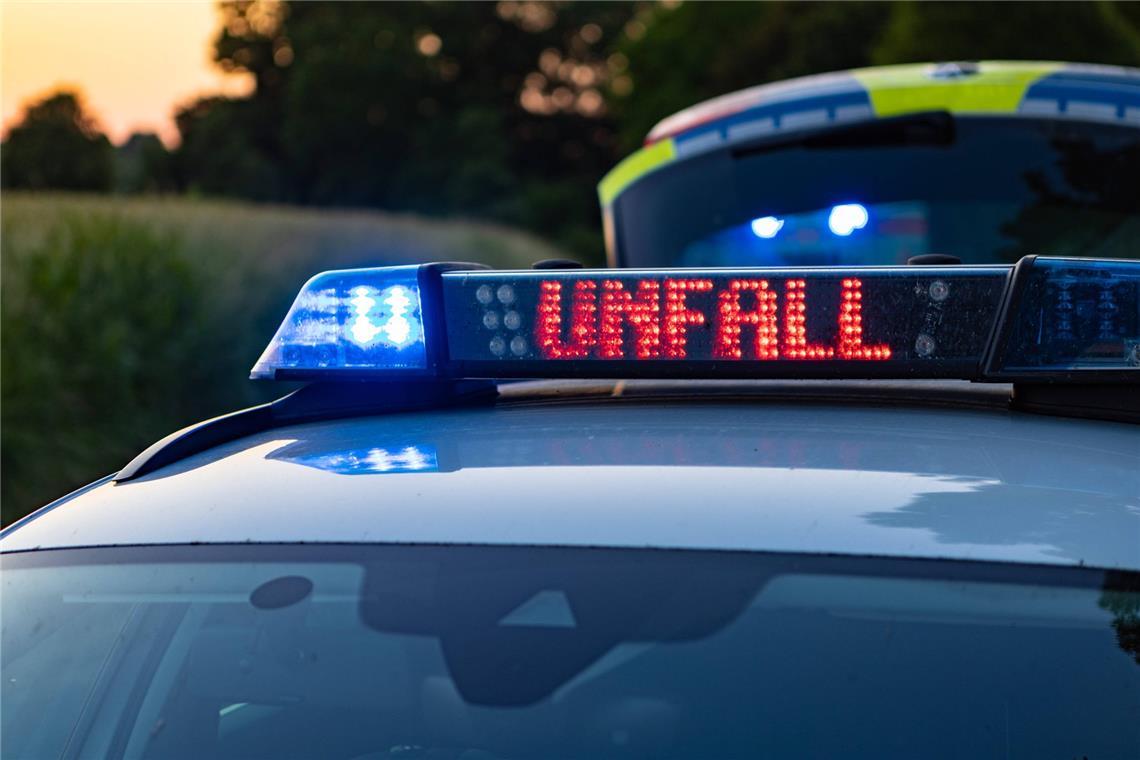 Lkw stößt mit Autos zusammen - Zugmaschine steckt im Haus Ein Lkw-Fahrer verliert die Kontrolle über sein Fahrzeug und verursacht mehrere Schäden. (Symbolbild).