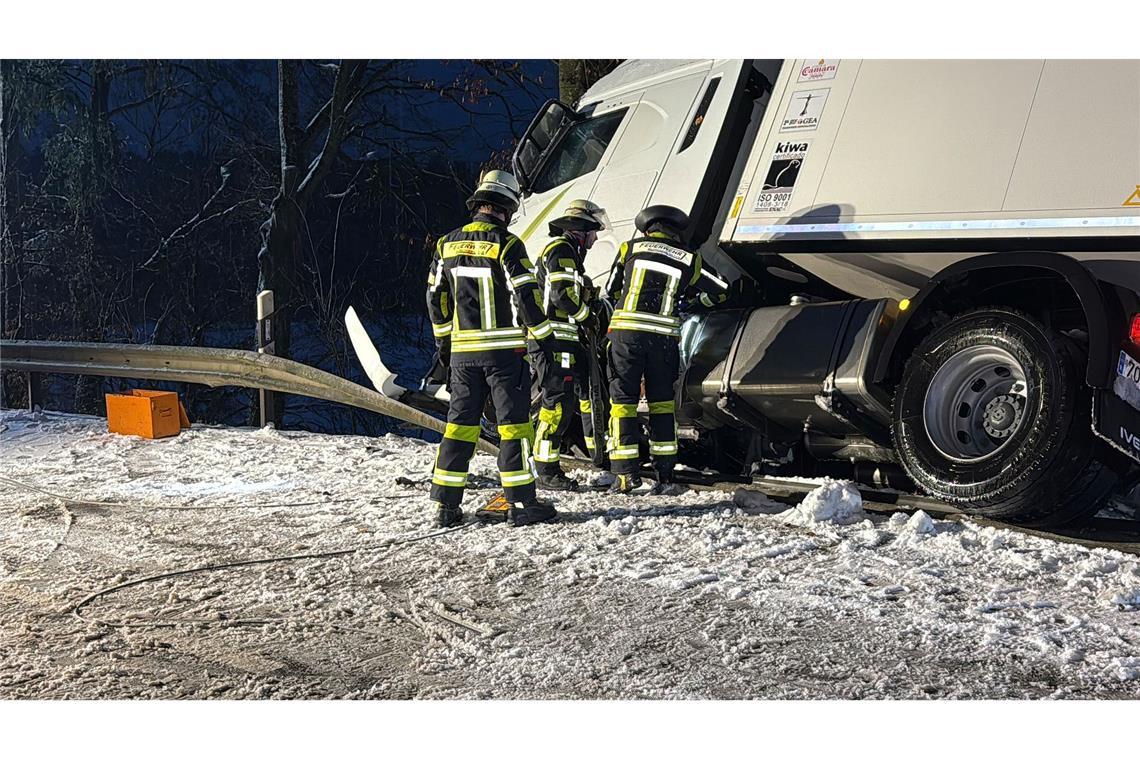Glatteis und Schnee bringen Verkehr durcheinander Ein Lkw kam im bayerischen Aiglsbach auf vereister Straße von der Fahrbahn ab.