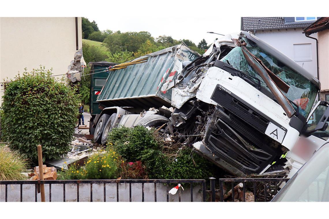 Lkw kracht in Wohnhaus – Elfjähriger verletzt Ein Lkw kracht in ein Wohnhaus und kippt um.