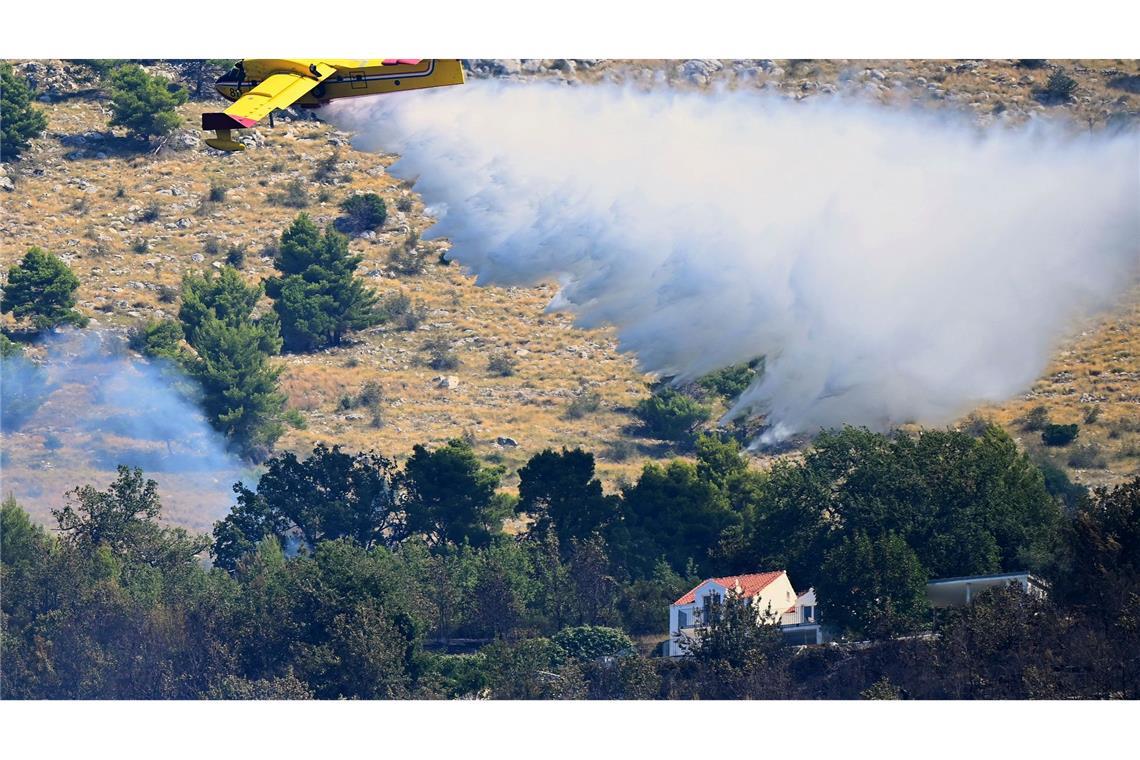 Ein Löschflugzeug löscht einen Flächenbrand in der Nähe von Split an der kroatischen Adria.