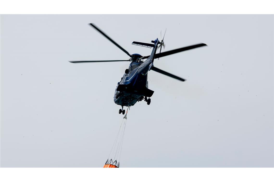Waldbrände im Osten: Brandgeruch bis nach Berlin Ein Löschhubschrauber der Bundespolizei fliegt über dem Zeithainer Tagebau und nimmt Wasser auf, um den Waldbrand Gohrischheide zu bekämpfen.