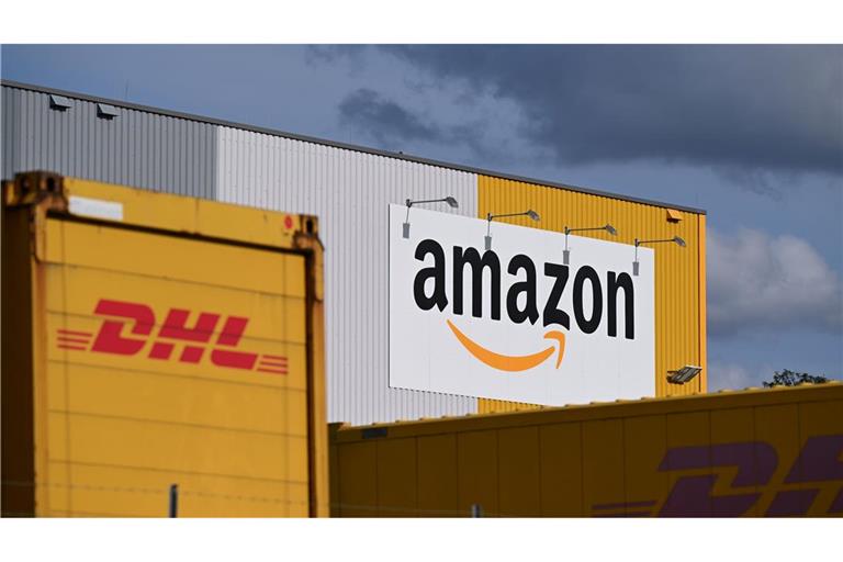 Ein Logistikzentrum von Amazon, auf dessen Gelände DHL-Container stehen. DHL ist das größte Paketunternehmen in Deutschland, gefolgt von Amazon - der Online-Handelsriese trägt einen großen Teil bei ihm bestellten Waren selbst aus. (Archivbild)