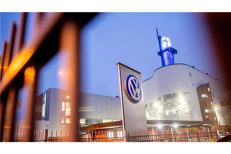 Ein Logo von Volkswagen steht an einer Einfahrt zum Werk Osnabrück. Laut VW-Betriebsrat soll es keine Werksschließungen geben (Archivfoto).