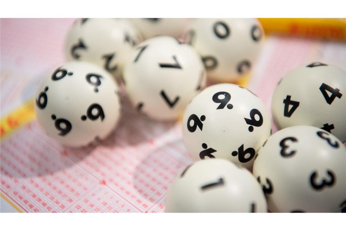 Freitag, der Dreizehnte: 13 erfreuliche Ereignisse Ein Lottospieler hatte Glück am Freitag, dem 13. (Symbolbild)