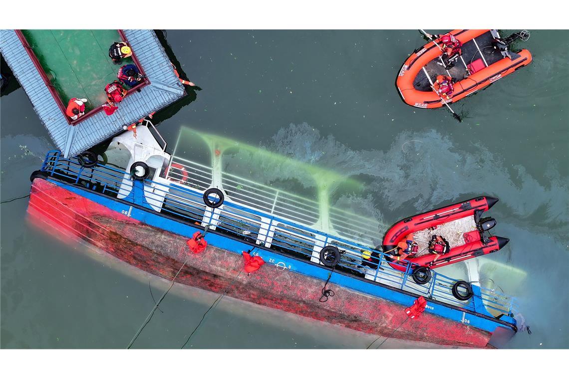 Bilder des Tages Ein Luftbild einer Drohne zeigt gekenterte Boote in Qianxi City in der südwestchinesischen Provinz Guizhou. Mehrere Menschen starben am Sonntagnachmittag beim Kentern eines Bootes in einem Fluss in der Stadt Qianxi in der südwestchinesischen Provinz Guizhou.