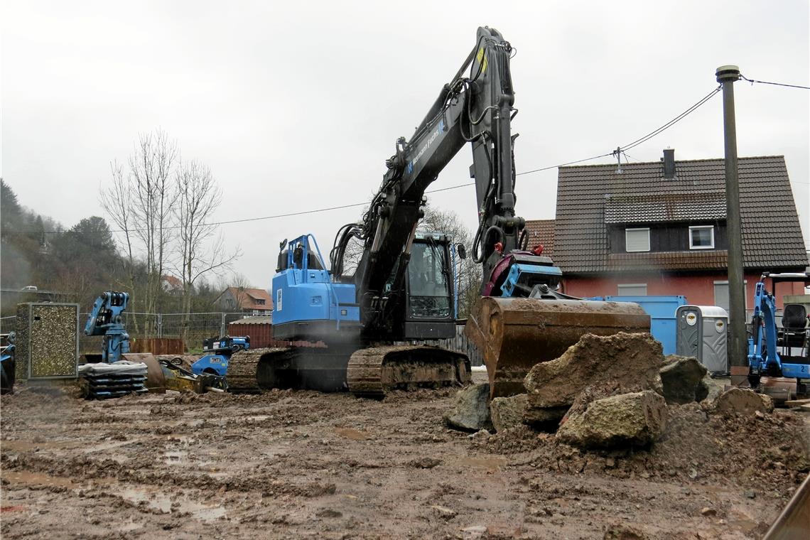 Den Murrpegel im Blick Ein mächtiger Bagger und weitere Gerätschaft zeugen vom Start der Erd- und Aushubarbeiten. Fotos: C. Schick