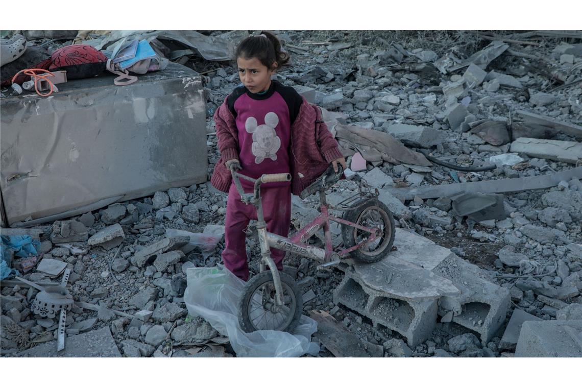 Bilder des Tages Ein Mädchen rettet ihr Fahrrad nach israelischem Bombardement im Flüchtlingslager Al-Maghazi im zentralen Gazastreifen.