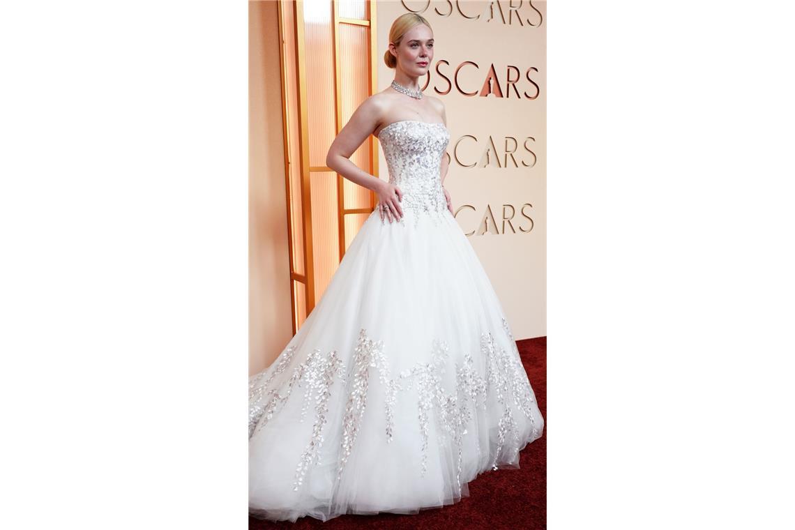 Ein Mädchentraum – Elle Fanning trug ein Tüllkleid aus der Brautkollektion des Modehauses Givenchy. Besonders schön: Die silbernen Blätterranken auf dem Oberteil und dem Rock. Unser Urteil: Großes Modekino.