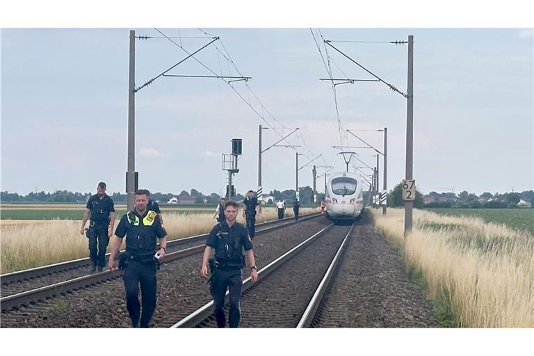 Ein Mann attackiert mehrere Menschen im ICE.