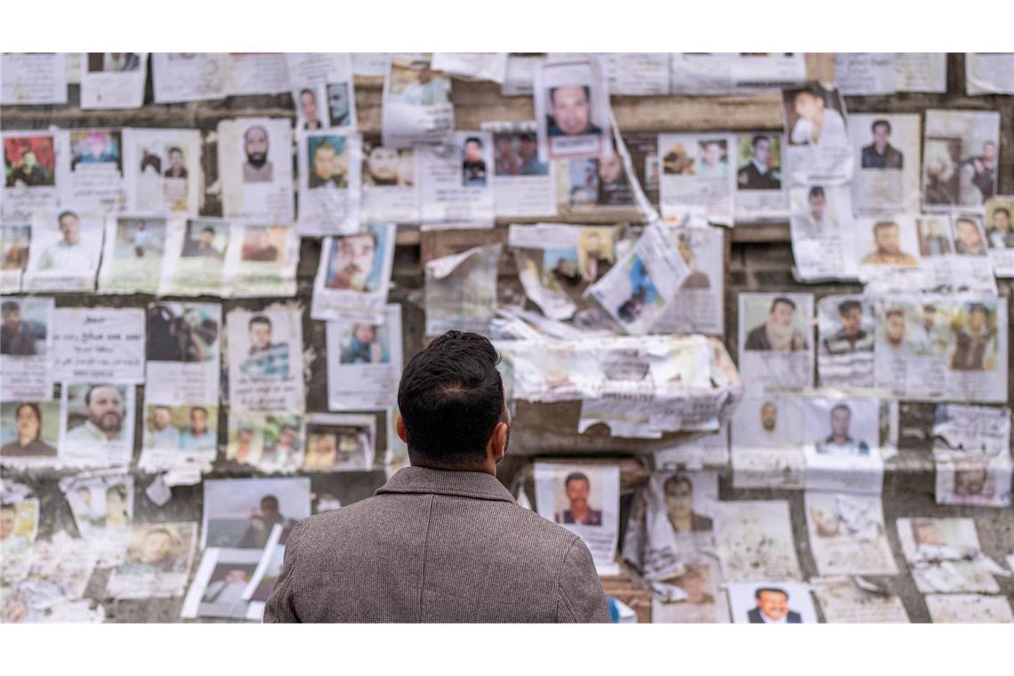 Bilder des Tages Ein Mann begutachtet an einem Denkmal in Damaskus die Porträts von Vermissten, deren Familien sagen, dass sie vom Assad-Regime entführt wurden.