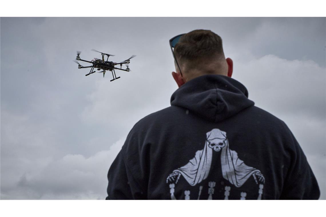 Ukraine zerstört russischen Hubschrauber mit Billig-Drohne Ein Mann beobachtet eine ukrainische Drohne an einem ungenannten Ort in der Ukraine. (Archivbild)