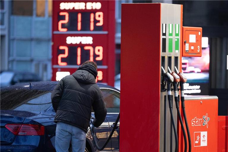 Ein Mann betankt an einer Tankstelle vor einer Preistafel ein Auto. Durch den Iran-Krieg und die damit verbundene Blockade der Straße von Hormus sind die Spritpreise in Deutschland deutlich angestiegen.