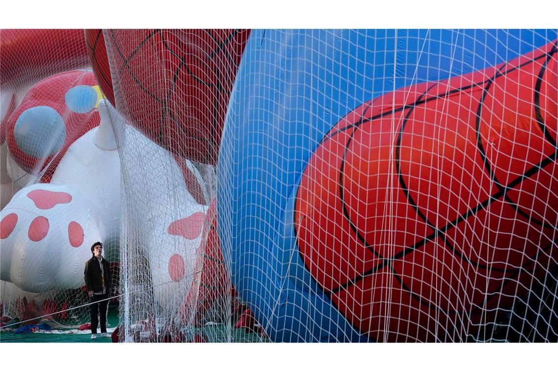 Bilder des Tages Ein Mann blickt auf die Ballons, die für die Macy's Thanksgiving Day Parade in New York vorbereitet werden.