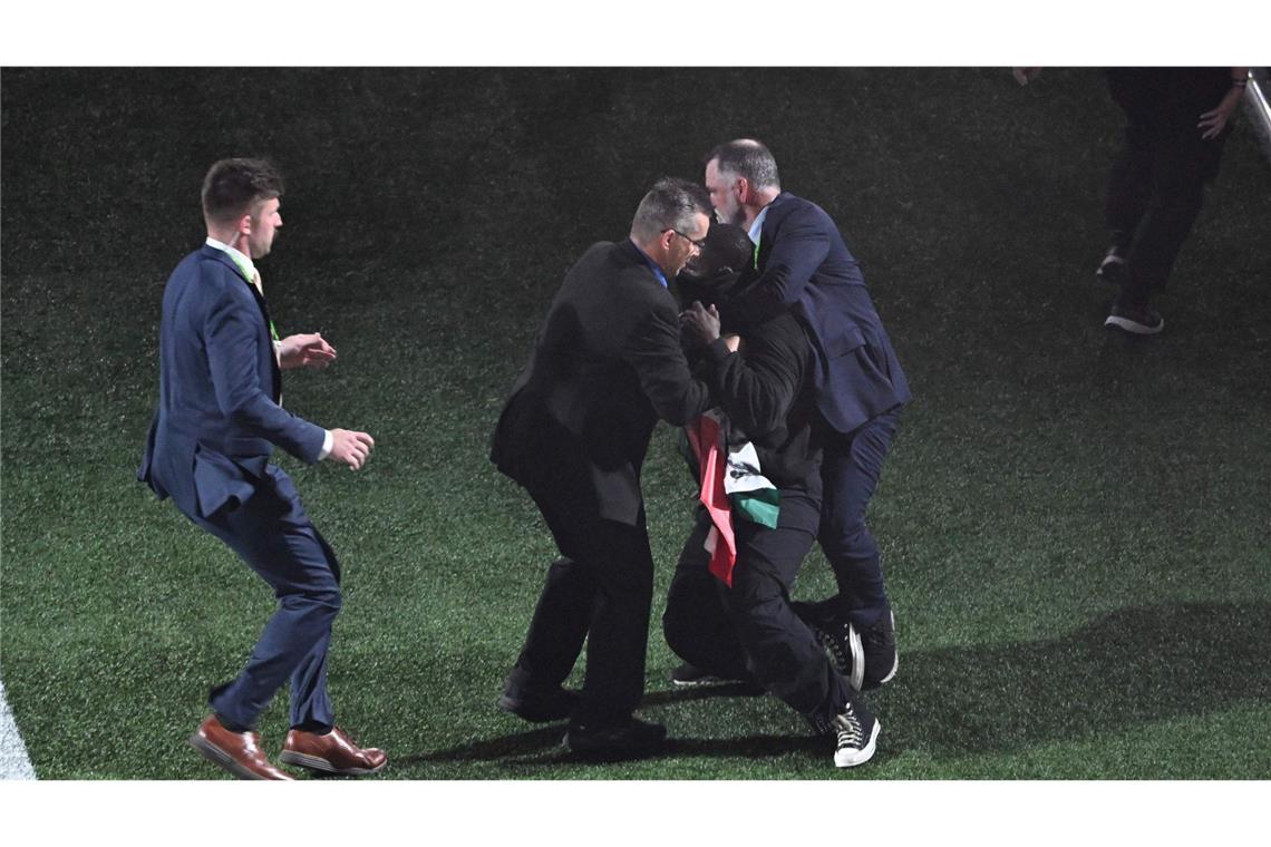 Zur Halbzeit gibt’s Kendrick Lamar – und kurz wird es auch politisch Ein Mann, der die Bühne mit Palästina-Flagge stürmte, wurde von Sicherheitskräften gestoppt, ...