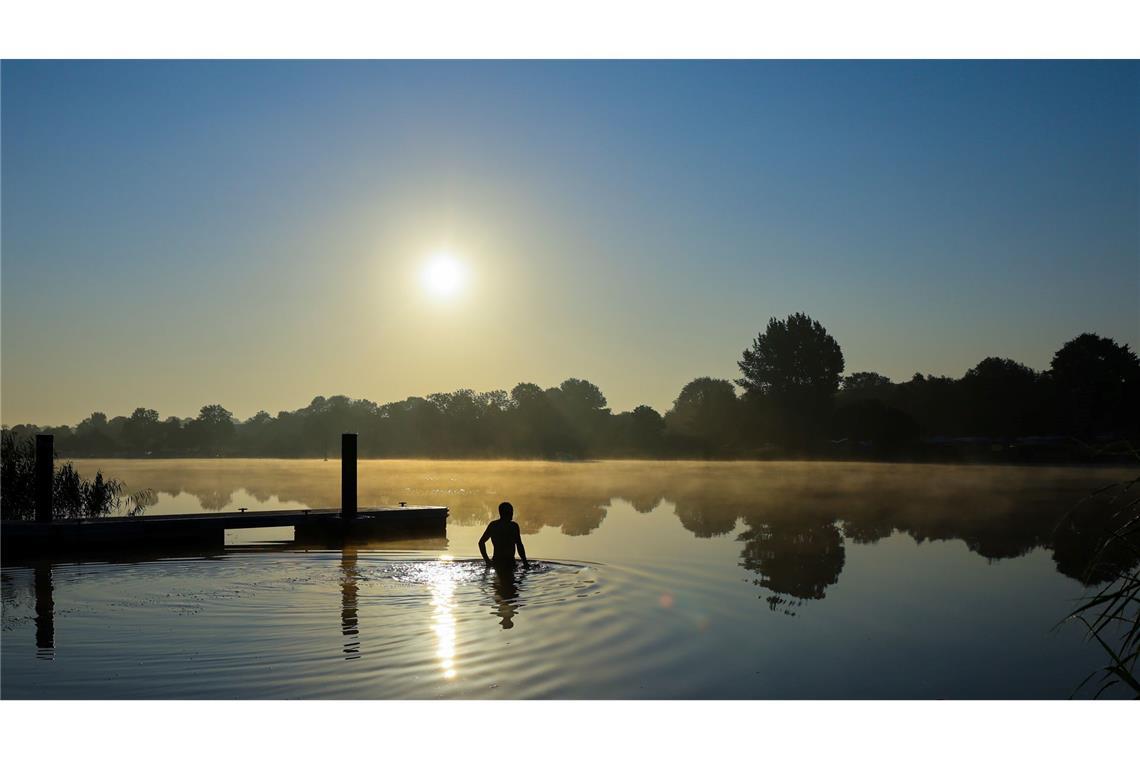 Ein Mann geht am frühen Morgen in der Eider schwimmen.