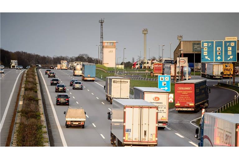Ein Mann geht an einem Autobahnparkplatz auf die Toilette, als er zurückkommt, sind seine Frau und Tochter mit dem Auto bereits losgefahren. (Symbolbild)