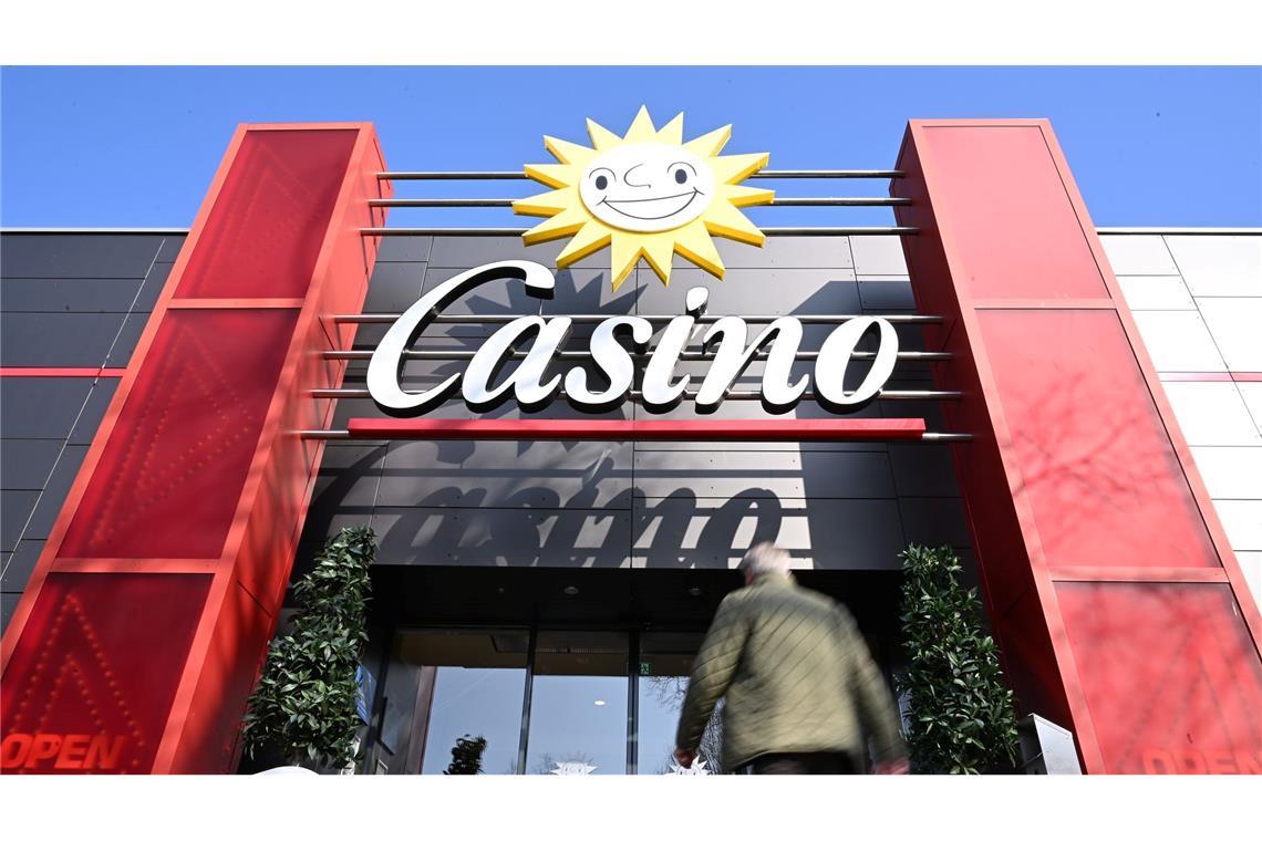 Ein Mann geht in eine Merkur-Spielothek, die sich Casino nennt.