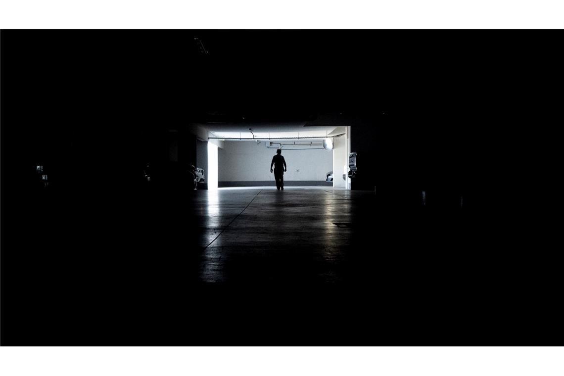 Bilder des Tages Ein Mann geht während eines Stromausfalls in einem Parkhaus in Santiago de Chile.