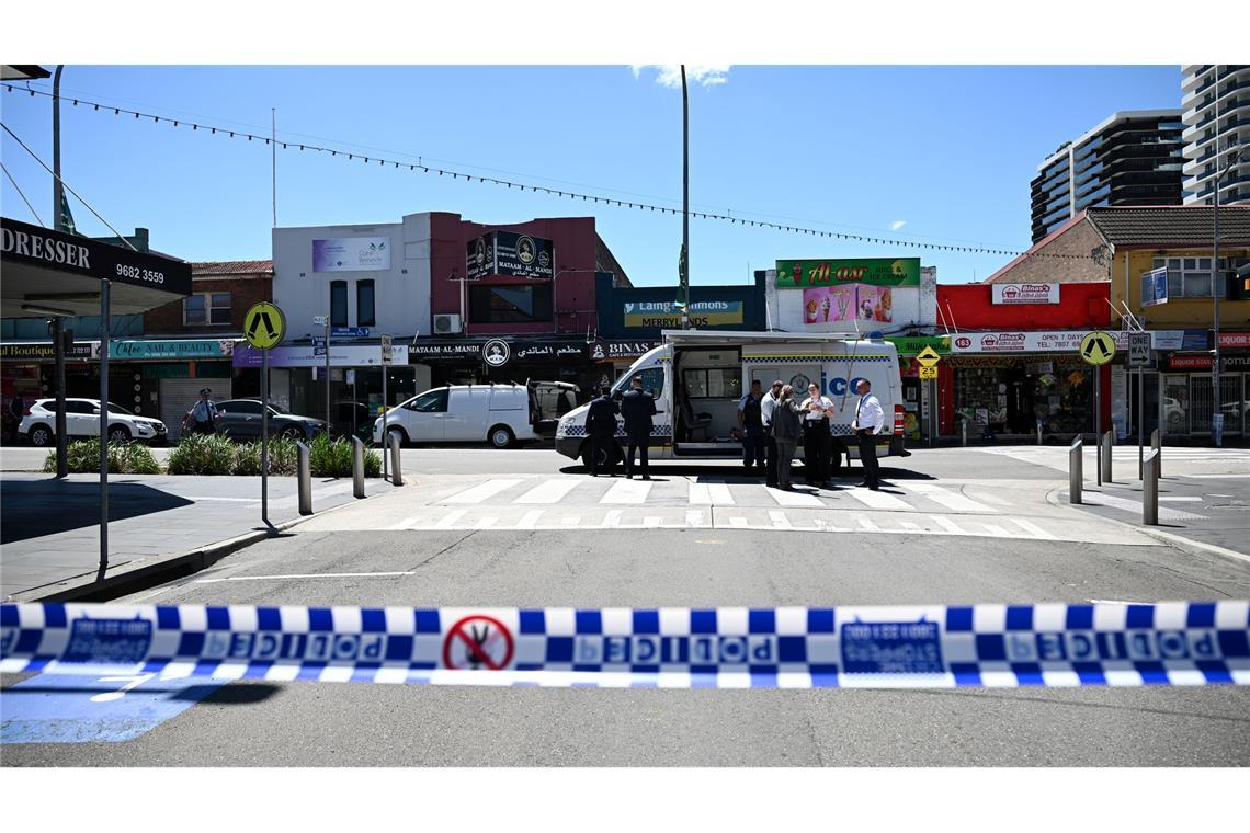 Ein Mann griff auf offener Straße Menschen an.