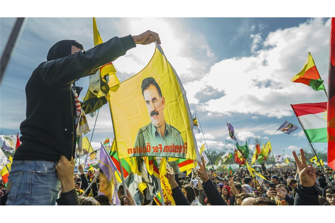 Kurdenführer Öcalan ruft zur Auflösung der PKK auf Ein Mann hält eine Flagge mit dem Konterfei von Abdullah Öcalan, dem Führer und Gründer der in vielen Ländern verbotenen und als Terrororganisation eingestuften kurdischen Arbeiterpartei PKK.