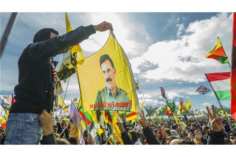 Ein Mann hält eine Flagge mit dem Konterfei von Abdullah Öcalan, dem Führer und Gründer der in vielen Ländern verbotenen und als Terrororganisation eingestuften kurdischen Arbeiterpartei PKK.