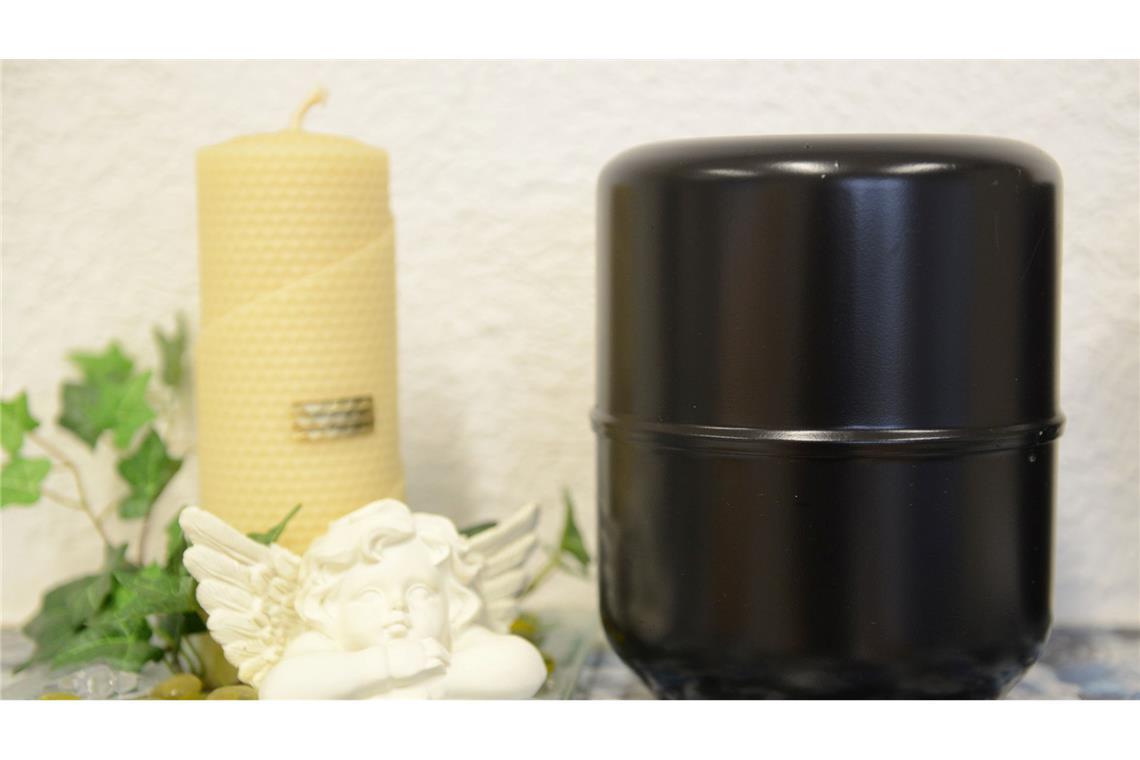 Ein Mann hat für die Rückgabe von mehr als 30 Urnen Lösegeld gefordert. (Symbolbild)