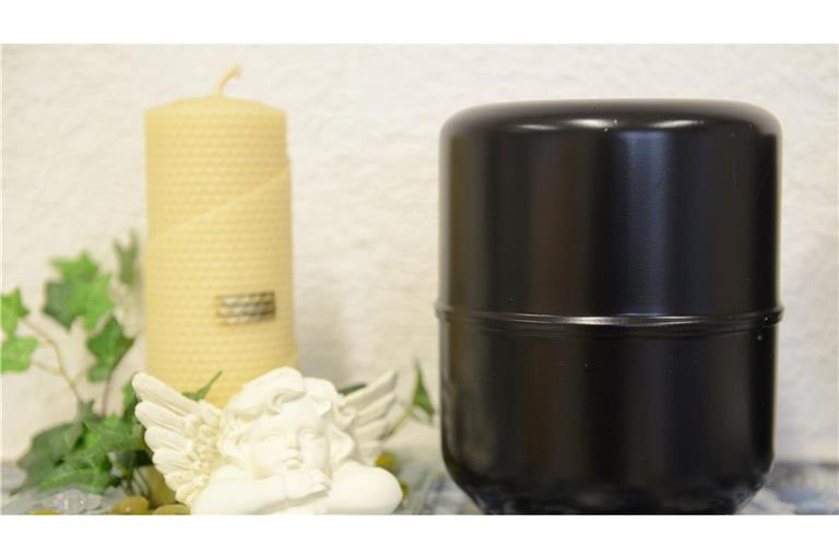 Ein Mann hat für die Rückgabe von mehr als 30 Urnen Lösegeld gefordert. (Symbolbild)