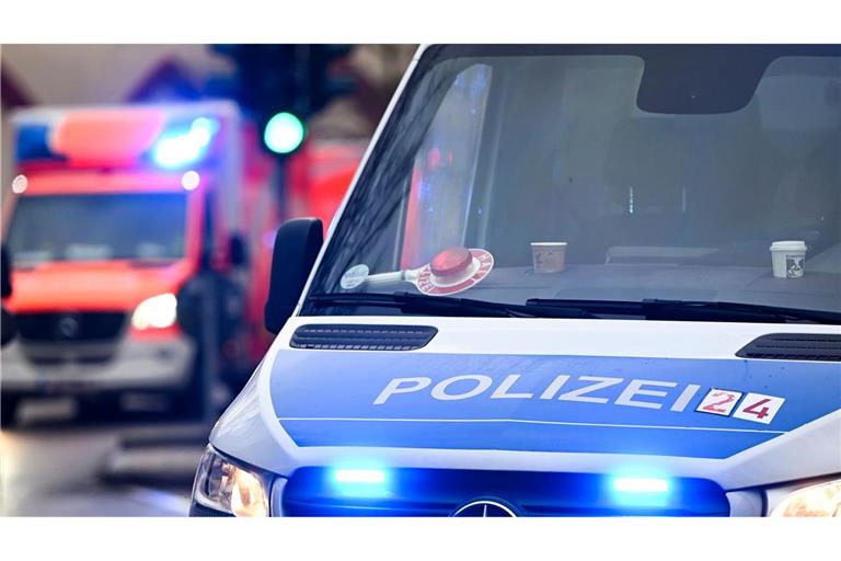 Ein Mann hat in einem Supermarkt einen Kunden mit angegriffen und verletzt. (Symbolbild)