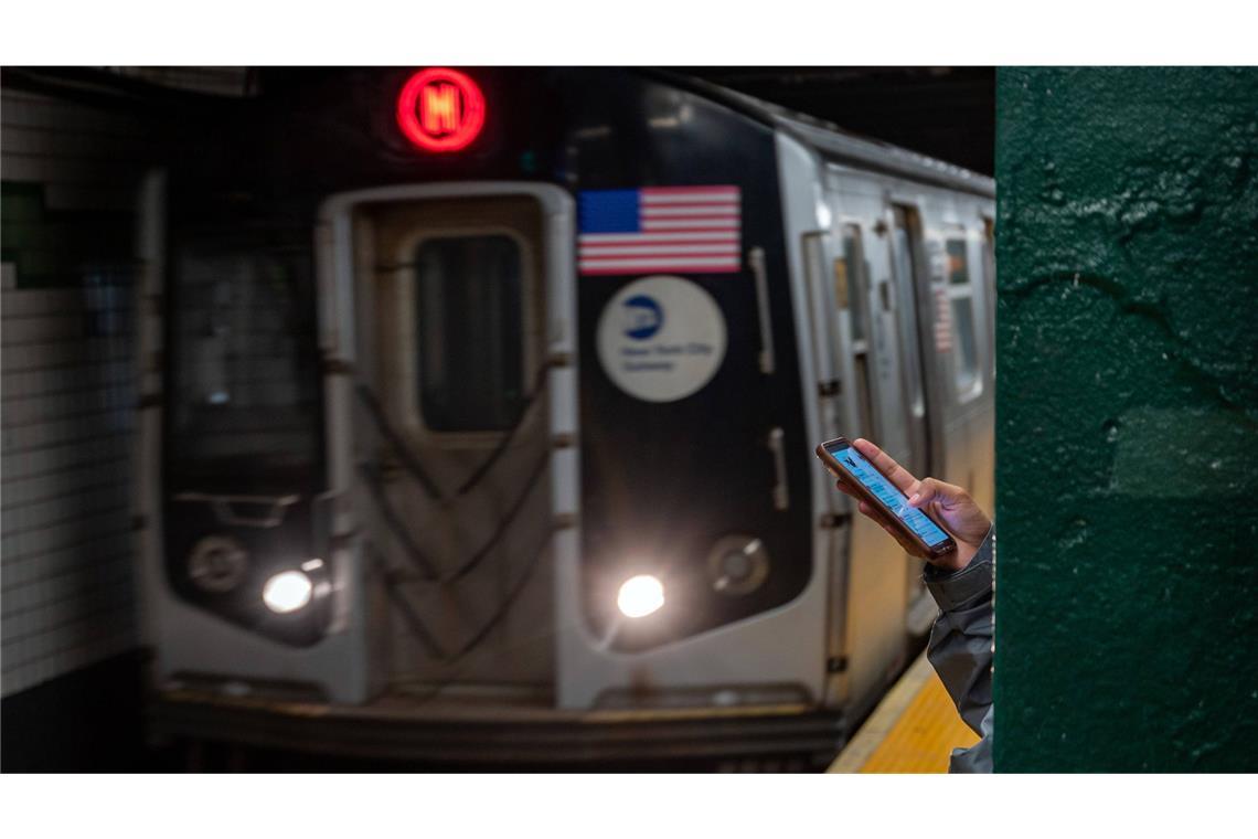 Mann setzt in U-Bahn schlafende Frau in Brand – Opfer stirbt Ein Mann hat in einer New Yorker U-Bahn eine Frau angezündet (Symbolbild).