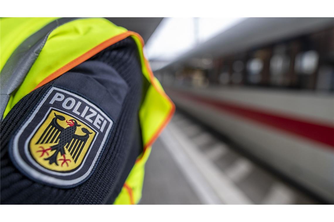 Ein Mann hat laut Bundespolizei in einem ICE mit einem Anschlag gedroht. Dabei wurden mehrere Menschen leicht verletzt, sogar sogenannte Softair-Böller sollen explodiert sein (Symbolfoto).