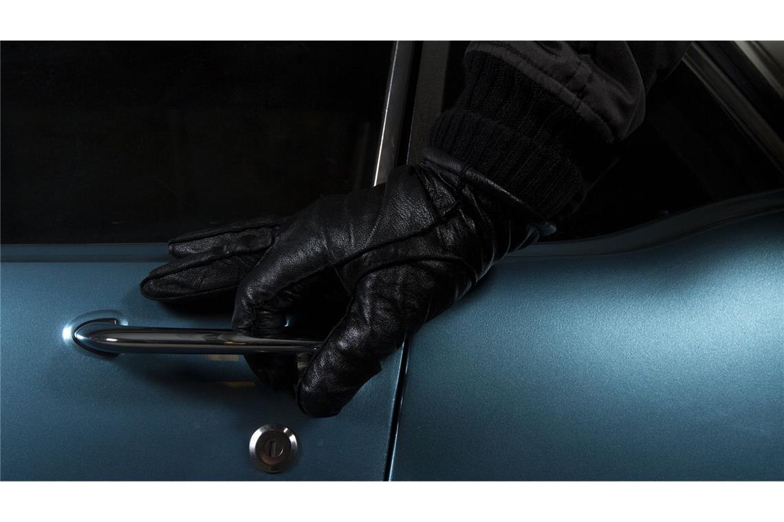 Diebstähle aus über 40 Fahrzeugen – Mann in U-Haft Ein Mann hat offenbar zahlreiche Wertgegenstände aus Autos gestohlen (Symbolbild).
