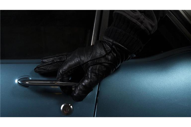Ein Mann hat offenbar zahlreiche Wertgegenstände aus Autos gestohlen (Symbolbild).