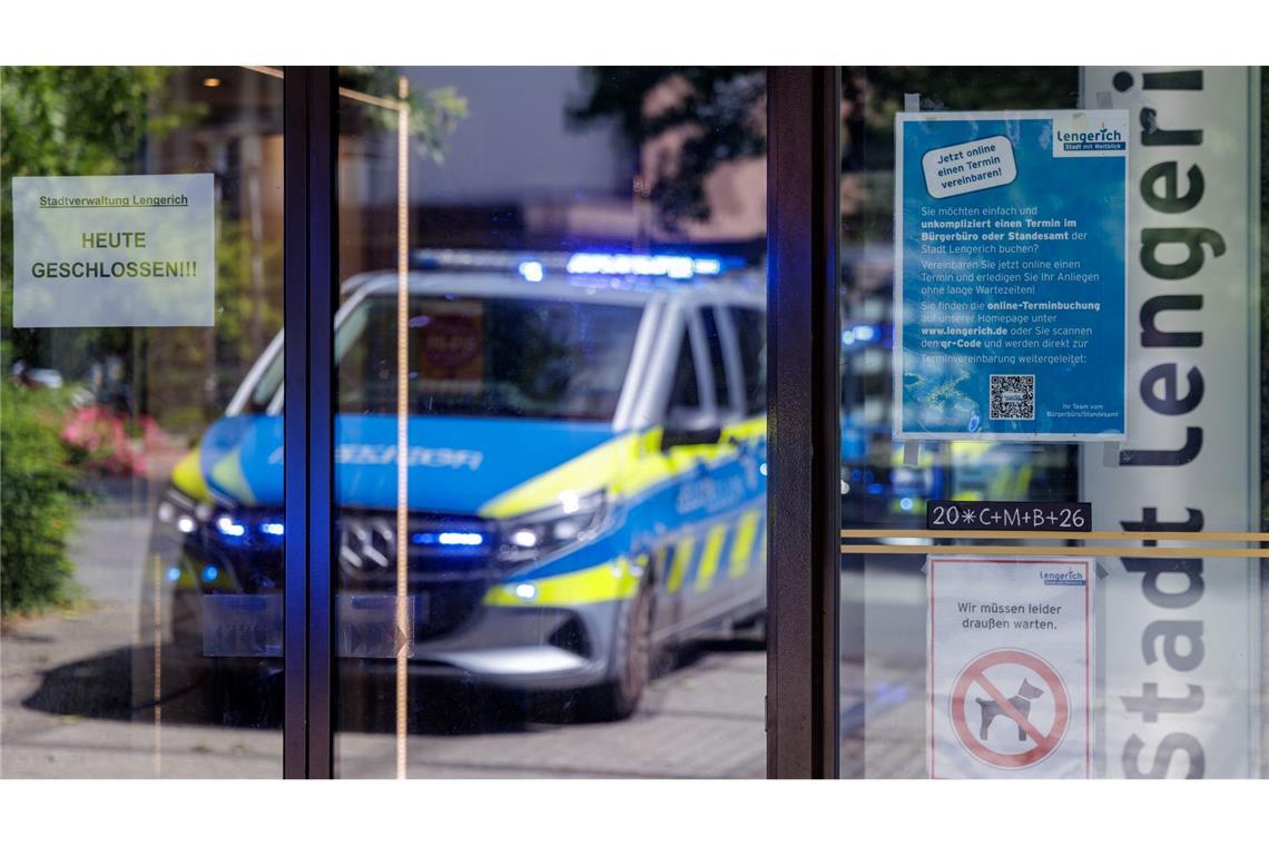 Ein Mann hat sich im Rathaus von Lengerich bei Münster mit einer brennbaren Flüssigkeit übergossen.
