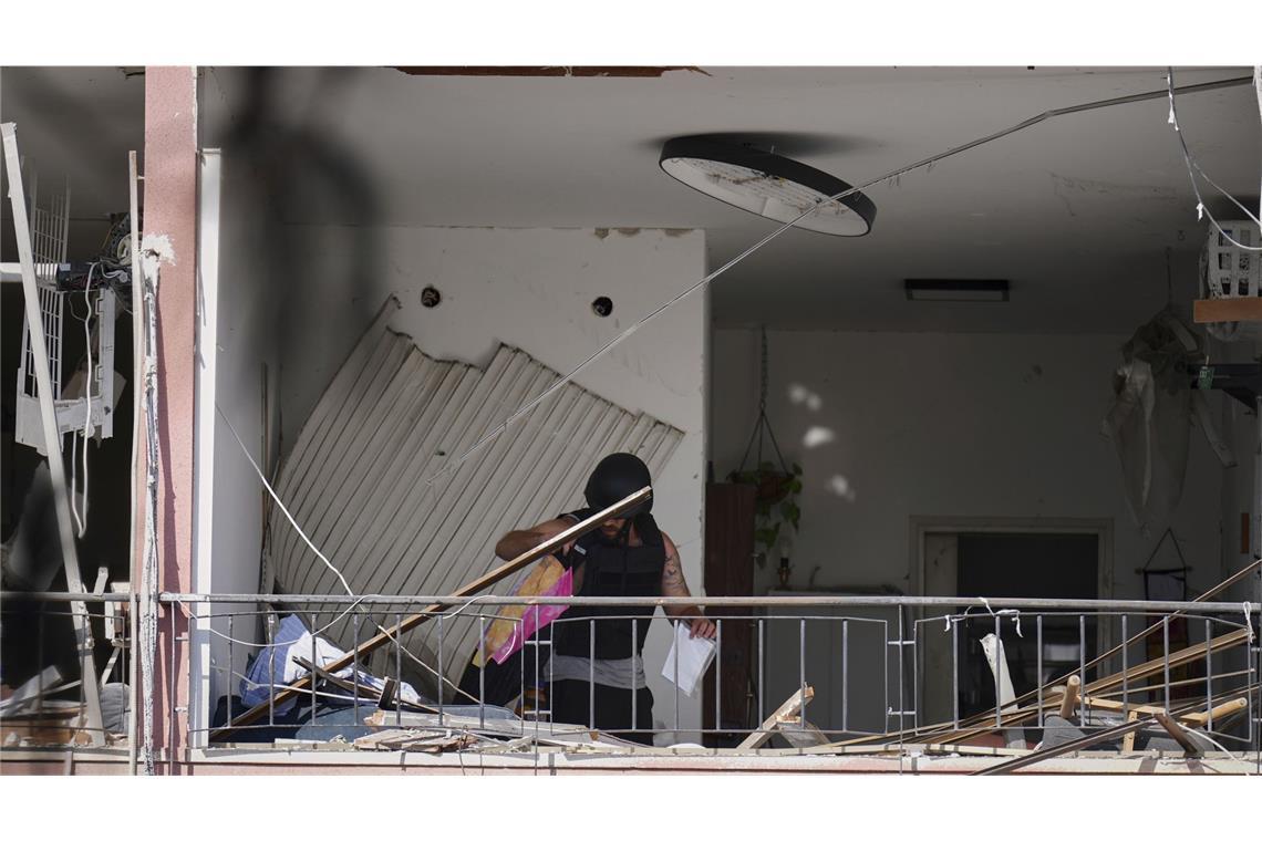 Hat Israel einen Exit-Plan? Ein Mann holt in der israelischen Hafenstadt Habseligkeiten aus einer Wohnung, die nach dem Einschlag einer iranischen Rakete beschädigt wurde.