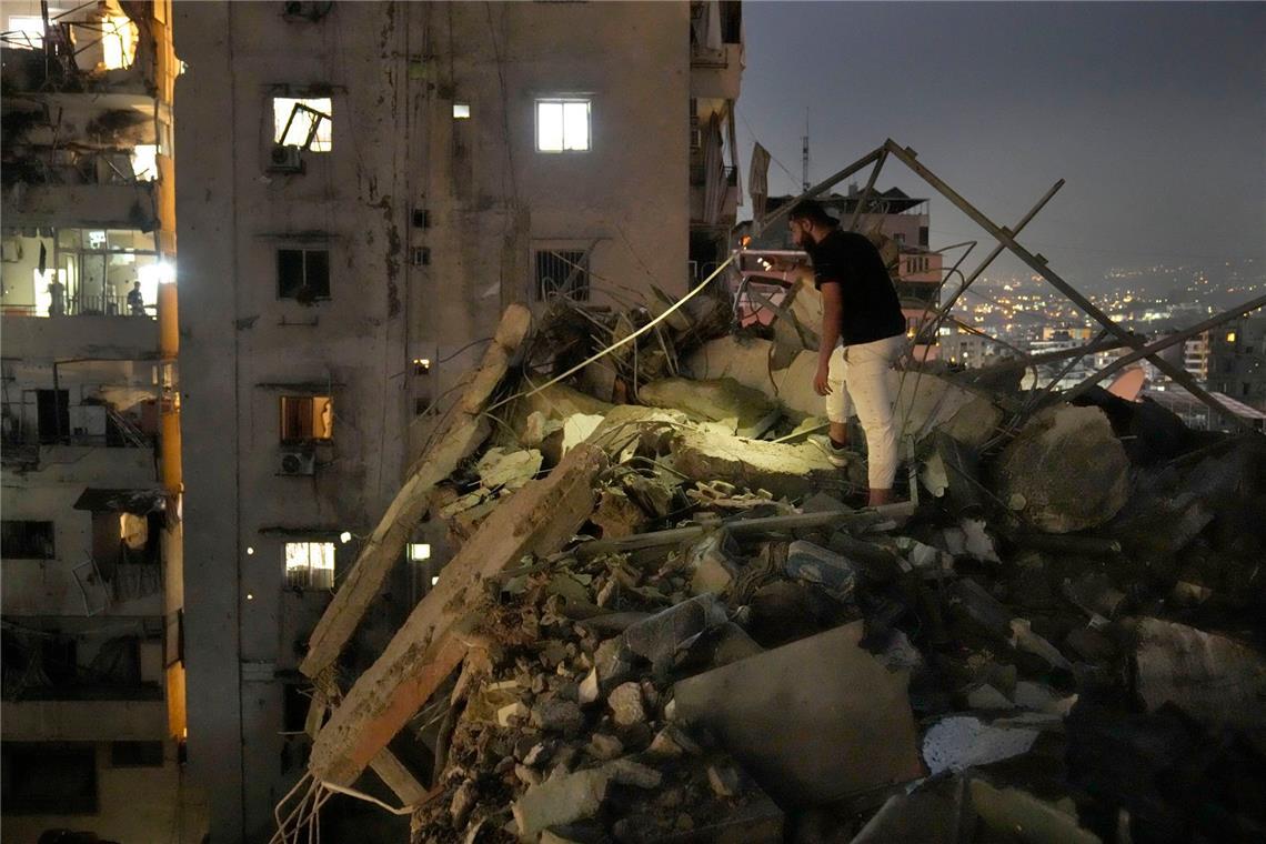 Israels Armee erklärt weitere Hamas-Geisel für tot Ein Mann inspiziert ein zerstörtes Gebäude, das von einem israelischen Luftangriff in einem Vorort von Beirut getroffen wurde.