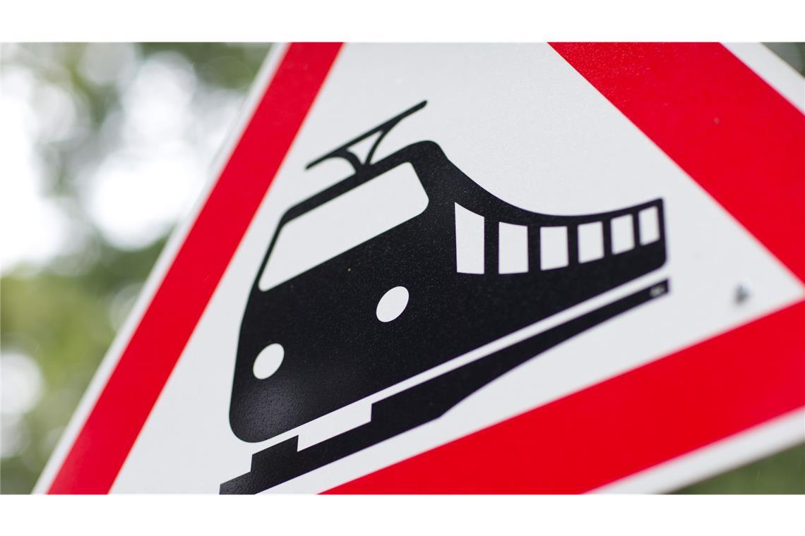 Ein Mann ist auf einem Bahnübergang von einem Zug erfasst und getötet worden (Symbolfoto).