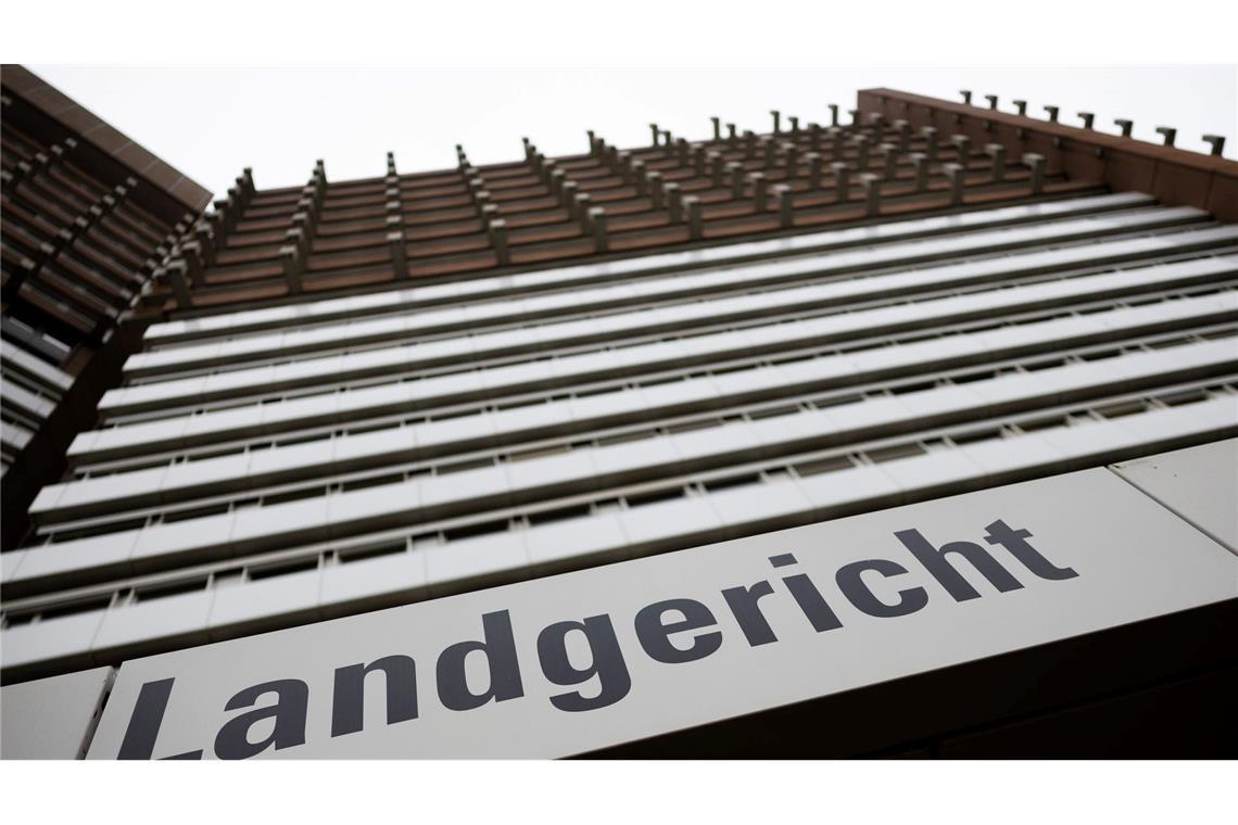 Ein Mann ist wegen Mordes an seiner Ehefrau angeklagt. (Symbolfoto)