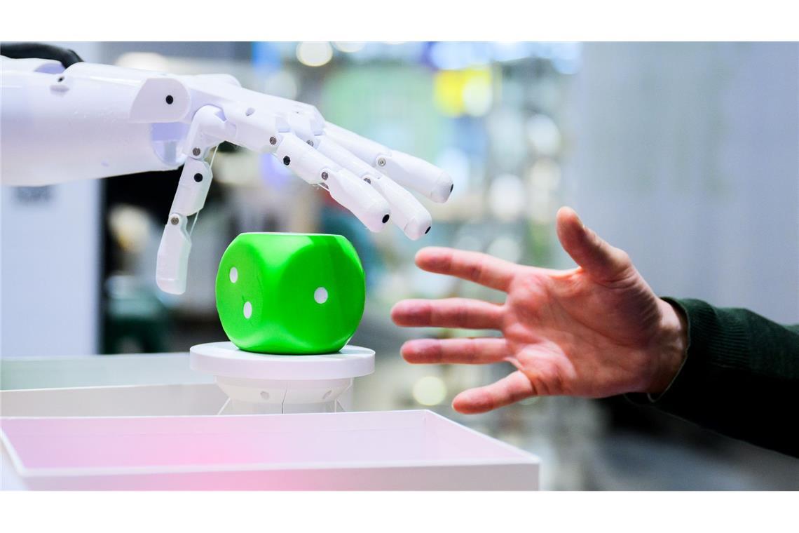 Bilder des Tages Ein Mann kommuniziert mit einem Roboter von "pib@school" bei der Industriemesse Hannover Messe 2025.