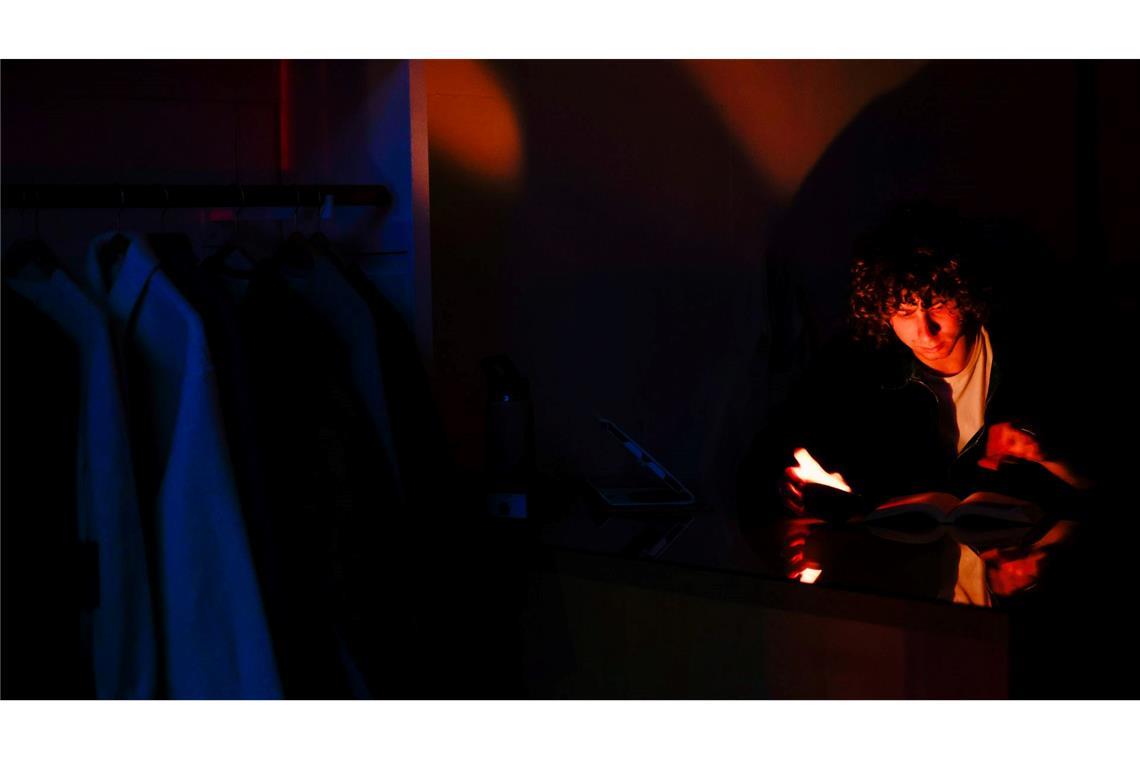 Ein Mann liest während des Stromausfalls in San Francisco bei Kerzenlicht.