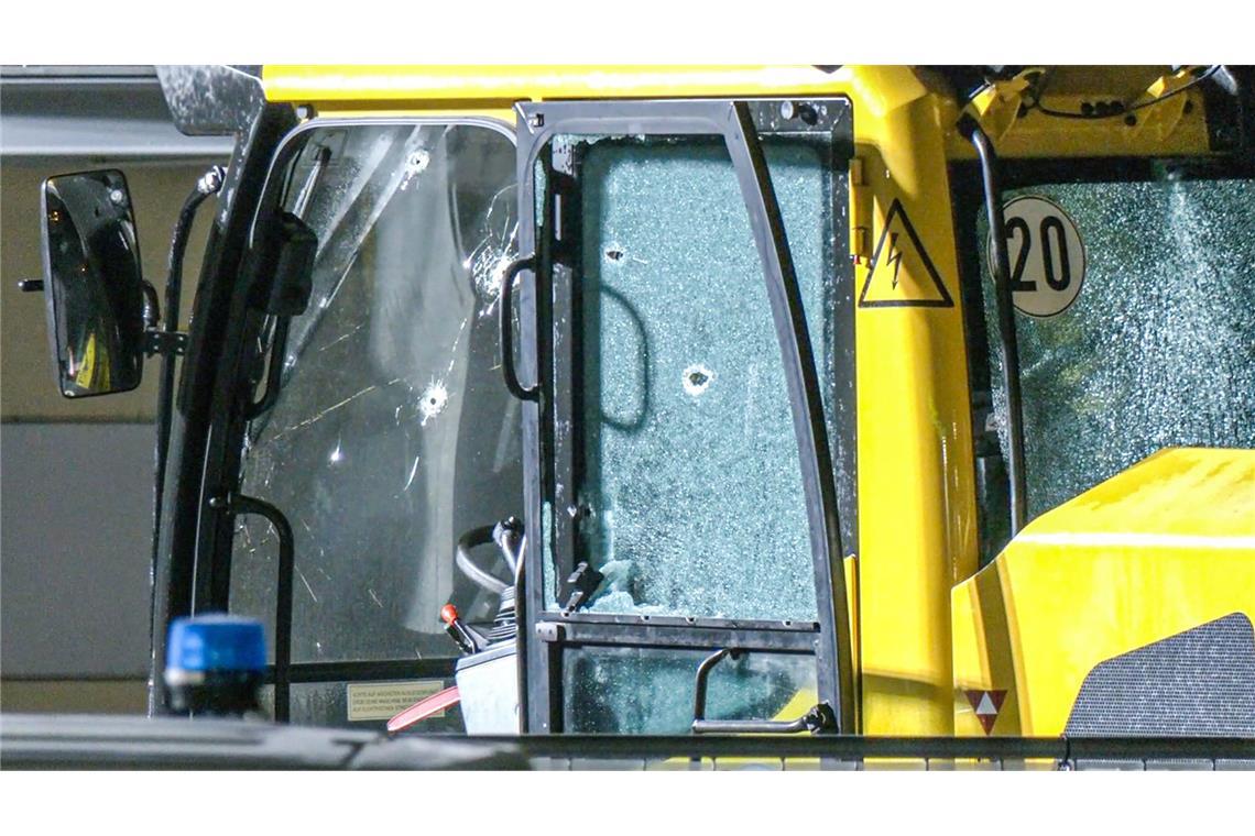 Baggerfahrer zeigte sich kurz vor Todesfahrt bei Polizei an Ein Mann löst mit einem Bagger im Norden Baden-Württembergs Chaos aus. Die Polizei schießt ihn nieder. (Archivbild)