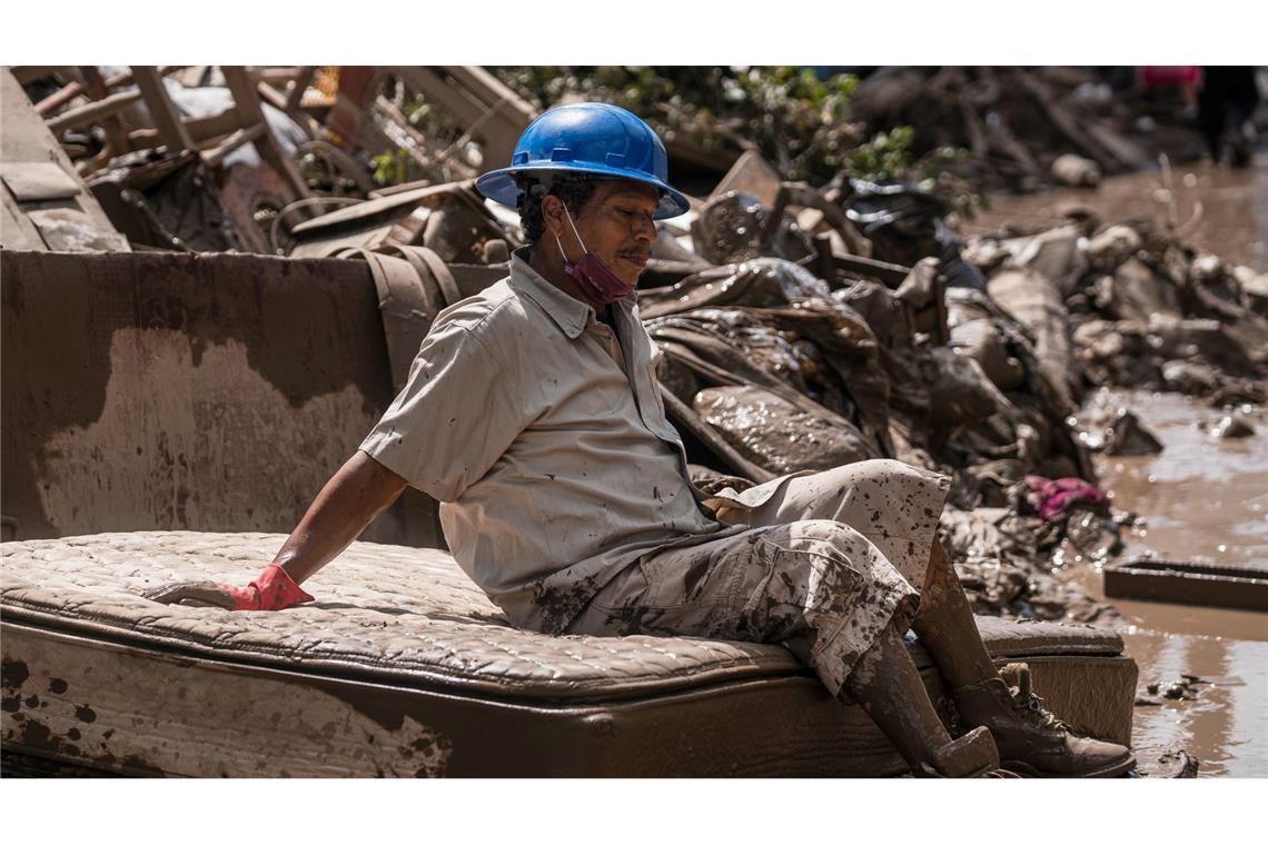 Ein Mann macht eine Pause bei den Aufräumarbeiten in Poza Rica, Mexiko.