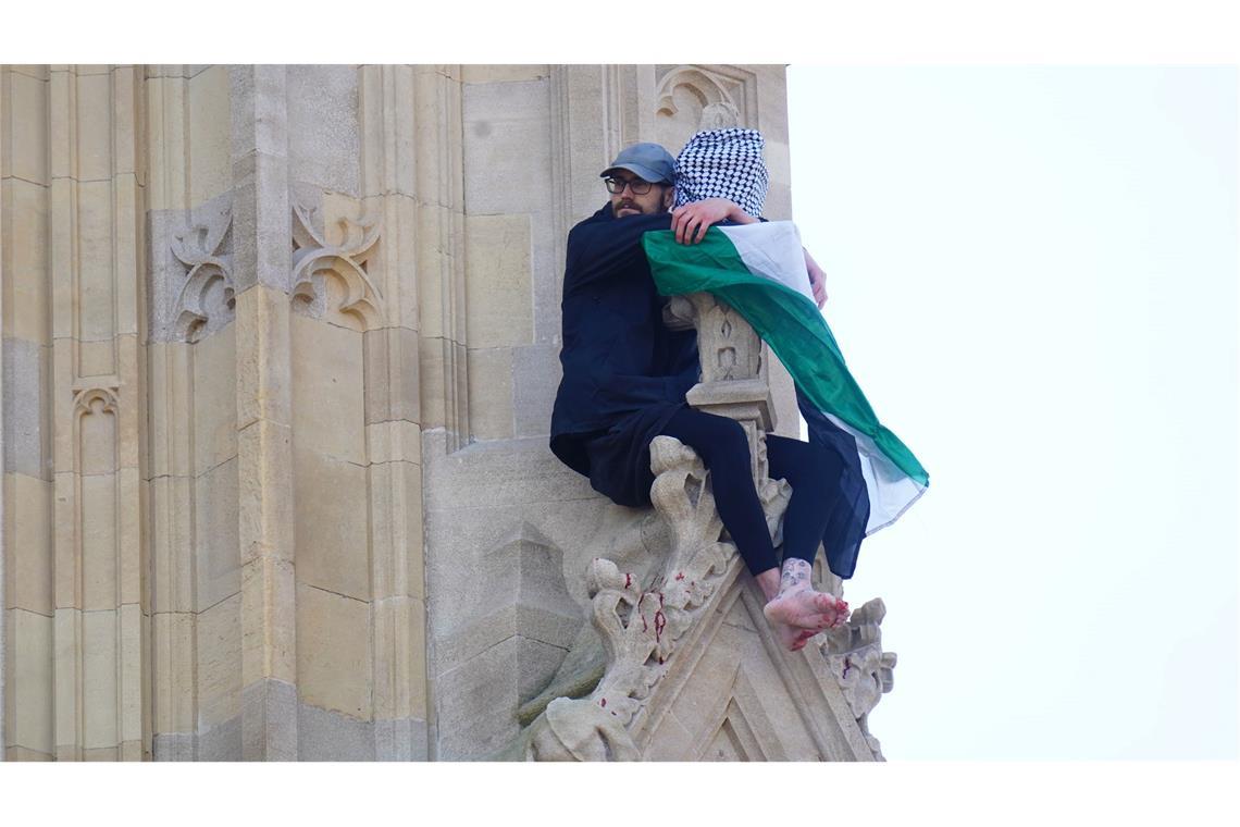 Bilder des Tages Ein Mann mit einer Palästina-Flagge, nachdem er auf den Elizabeth Tower in London geklettert ist.