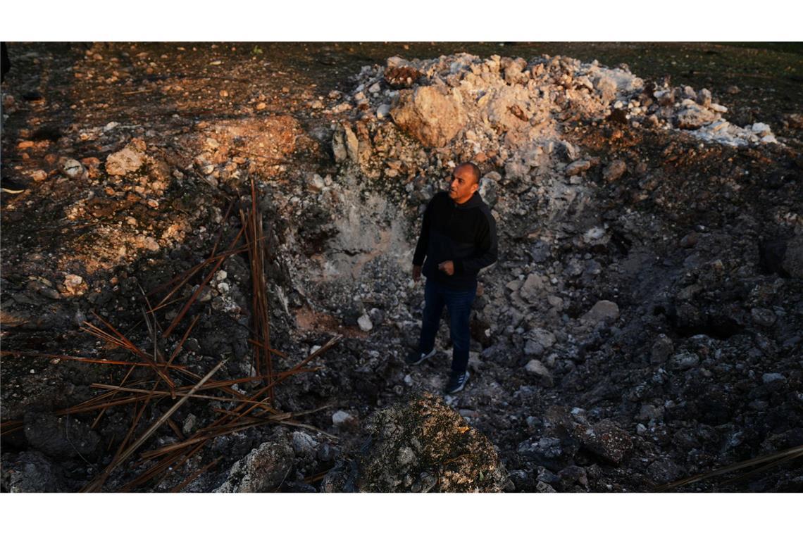 Ein Mann schaut nach dem Einschlag einer iranischen Rakete im Norden Israels die Schäden an.